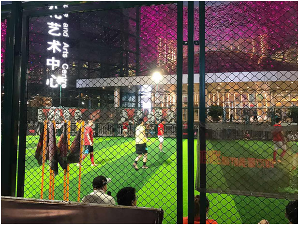 /></p><p>市體育局副局長、市體育總會(huì)副主席陳艷青女士親臨現(xiàn)場，并給蘇超五人制足球聯(lián)賽的冠軍頒發(fā)冠軍獎(jiǎng)杯。市教育局、校園足球辦公室、市體育總會(huì)、市海外交流協(xié)會(huì)、市足球協(xié)會(huì)、工業(yè)園區(qū)宣傳部等單位代表共同出席啟動(dòng)儀式。</p><p style=