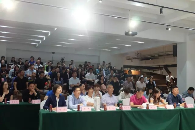 /></p><p>隨著前期大量籌備工作已經(jīng)完成，賽事開(kāi)幕在即，為保障賽事及活動(dòng)圓滿完成，本次領(lǐng)隊(duì)會(huì)議像大家重點(diǎn)宣導(dǎo)競(jìng)賽規(guī)程，通報(bào)培訓(xùn)情況、給予備賽建議，講解檢錄換裝登舟和救生方案，通報(bào)儀式環(huán)節(jié)和互動(dòng)活動(dòng)的細(xì)化方案并通過(guò)抽簽進(jìn)行競(jìng)賽順序。</p><p style=